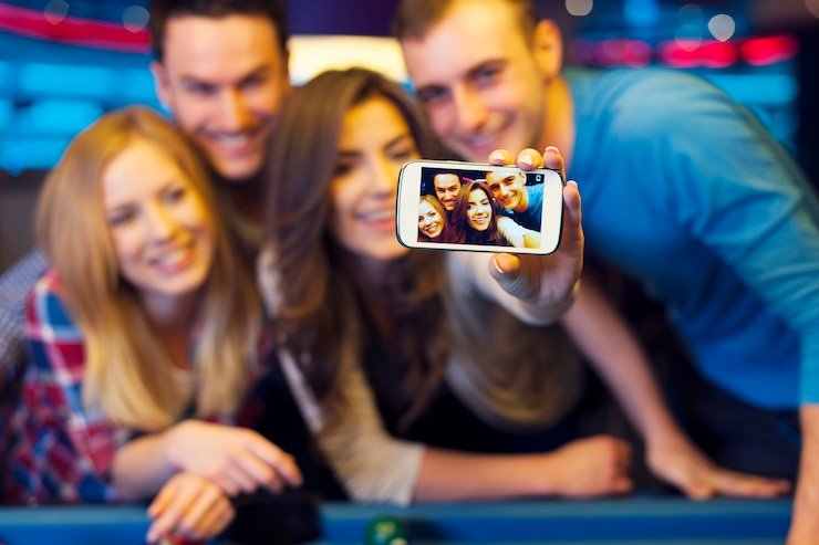 win777 apk mobile app interface showing football markets and live-dealer tables